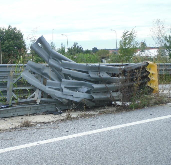 Un guard rail pericoloso a Torre del Lago