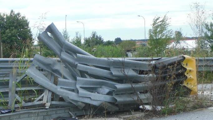 Un guard rail pericoloso a Torre del Lago