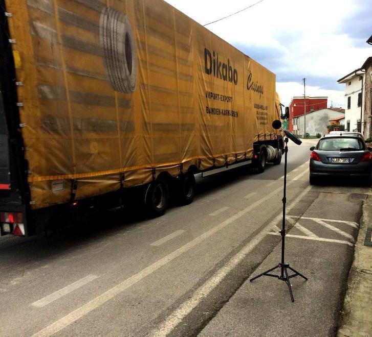 Via Masini, troppo rumore per il via vai dei camion 