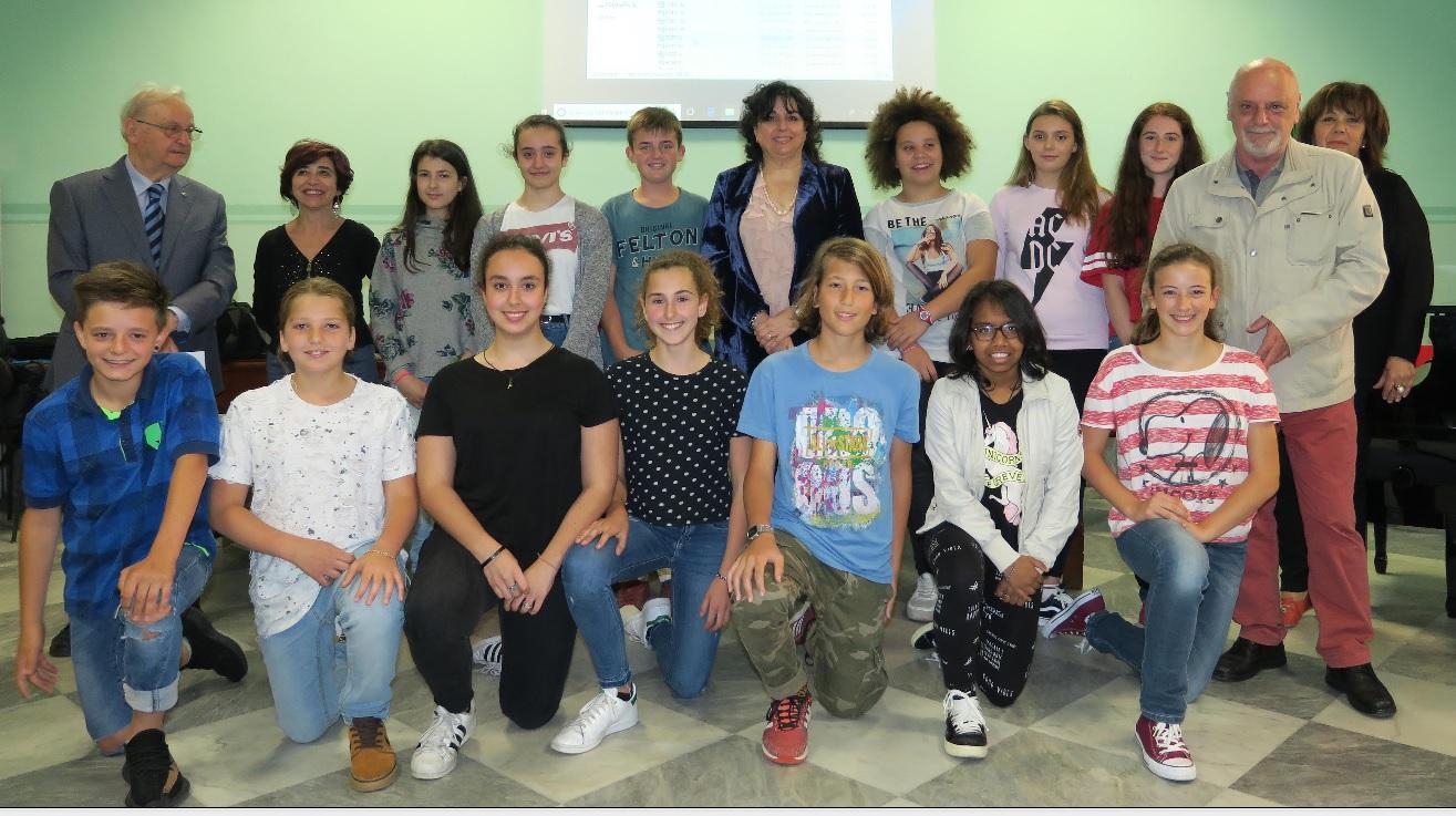 Foto di gruppo per i protagonisti dell'iniziativa al liceo classico