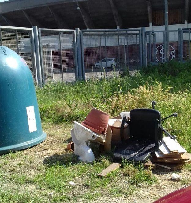 «Siamo una discarica» Rabbia rifiuti in via dei Pensieri 