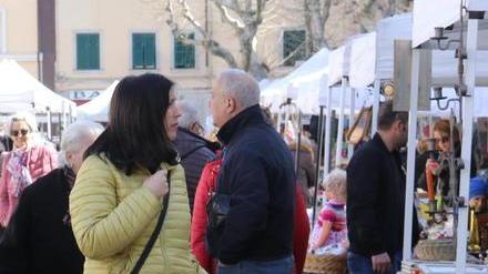A Collesalvetti un weekend di shopping col mercato di Forte dei Marmi e degli hobby