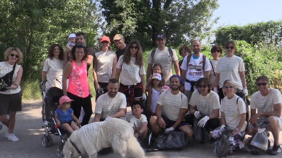 I camminatori ecologici puliscono la città