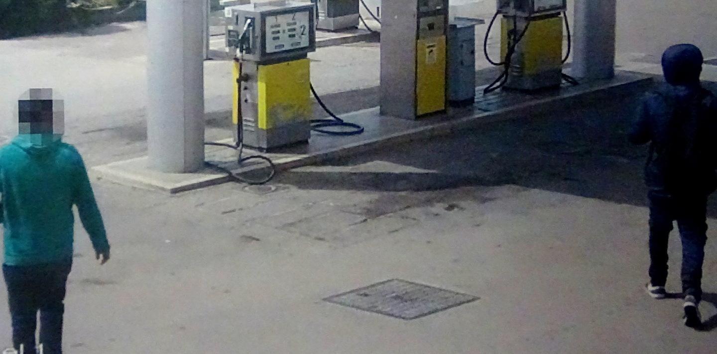 Sassari, rapinato in pieno giorno: in cella quattro del branco 