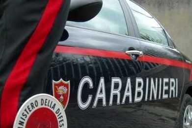 Si scaglia contro i carabinieri dopo l’inseguimento: arrestato 