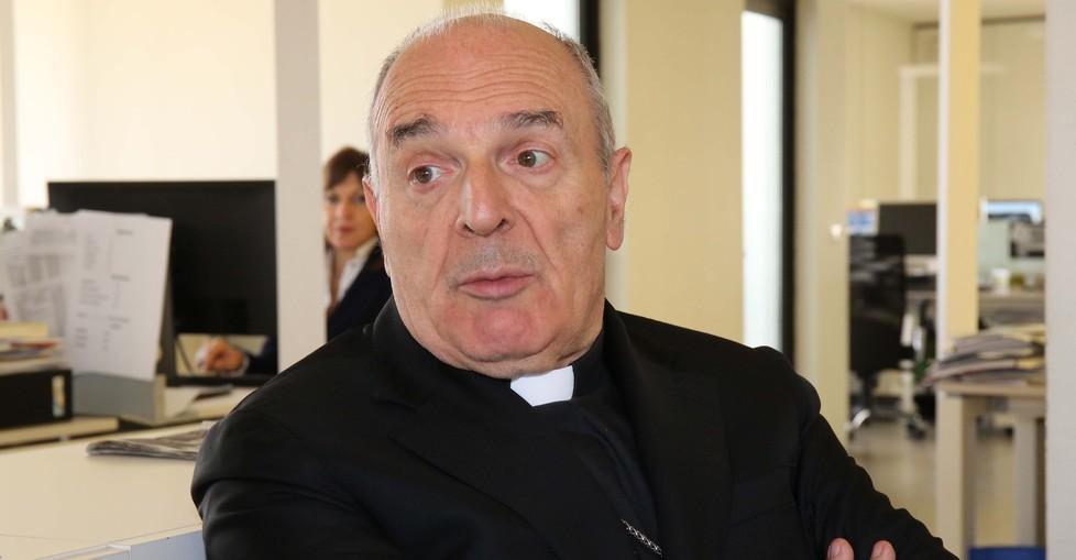 «Il vescovo trofeo delle associazioni Lgbt» 