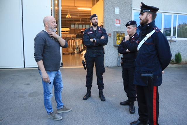 L'intervento dei carabinieri alla confezione di Tavola (foto Sproviero/Batavia)