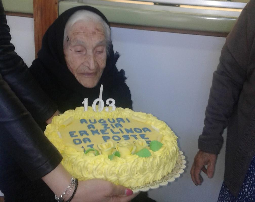 Ermelinda Cotza festeggiata con una torta