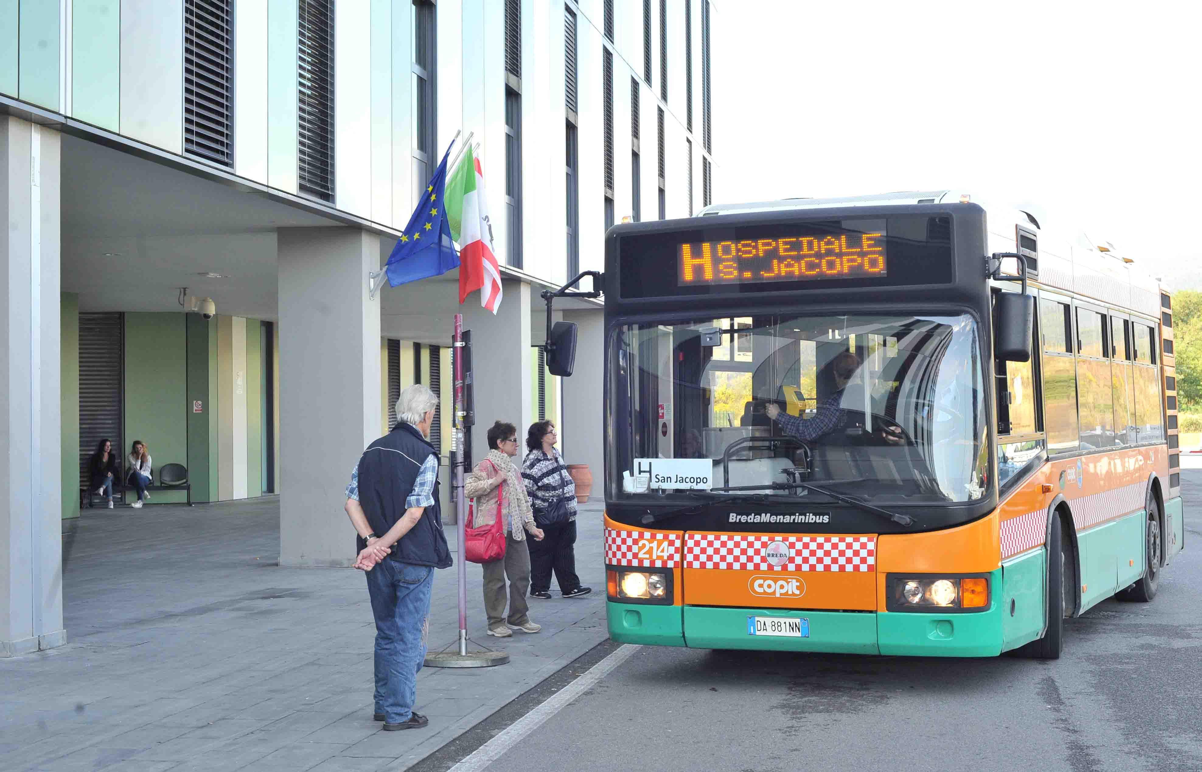 Rischio stangata sull'autobus per l'ospedale San Jacopo: la Regione lo aumenta da 90 centesimi a 3 euro 