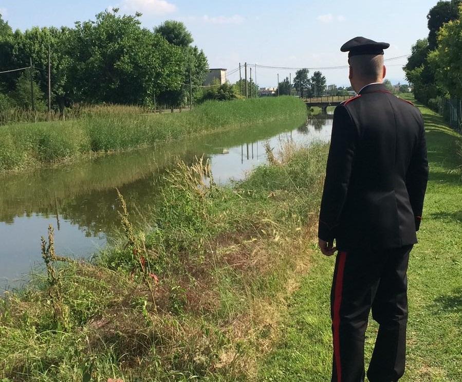 Giallo a Bagnolo in Piano, trovato un cadavere dentro il canale Pieve rossa
