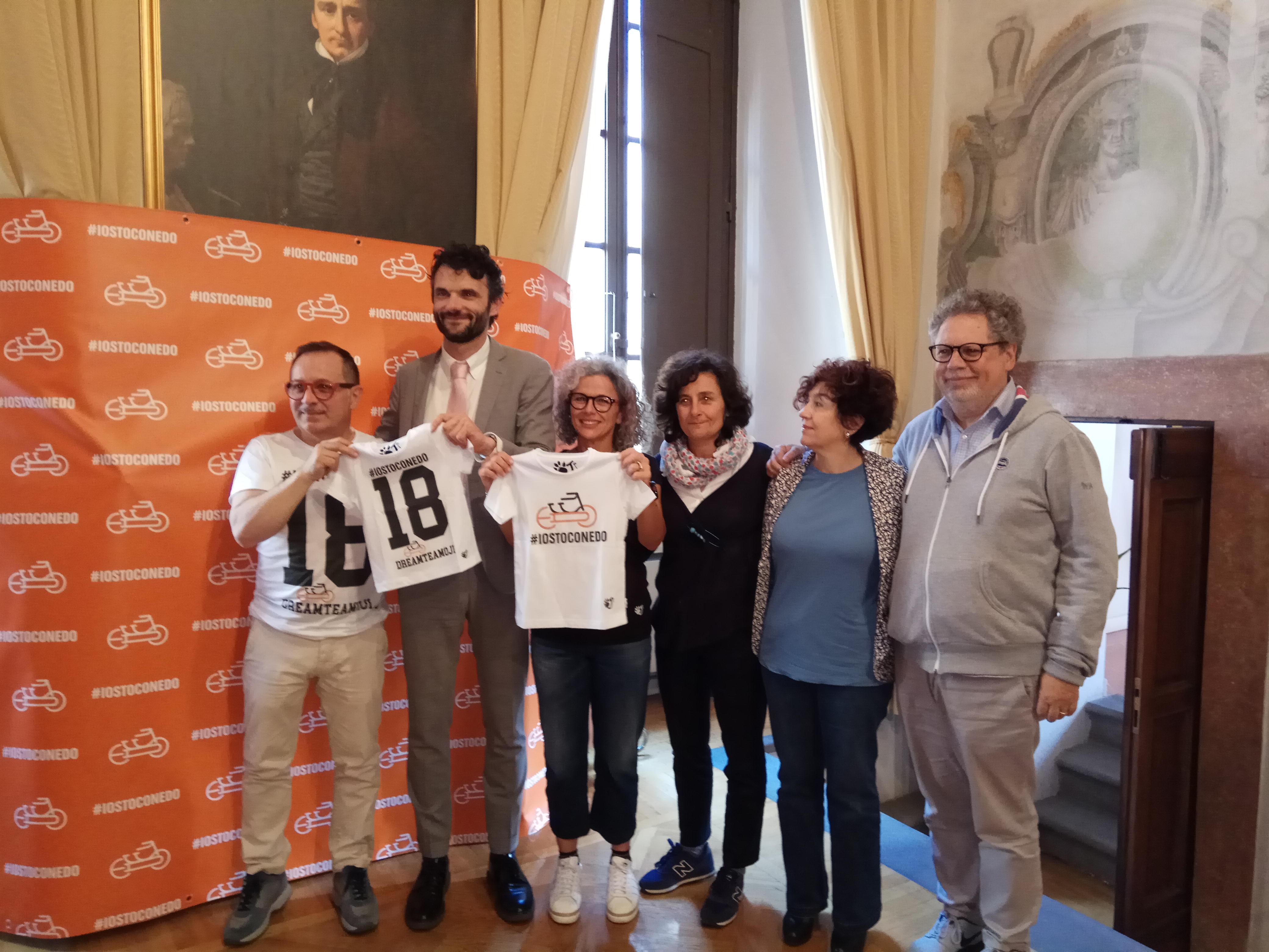 I genitori di Edoardo insieme al sindaco Matteo Biffoni