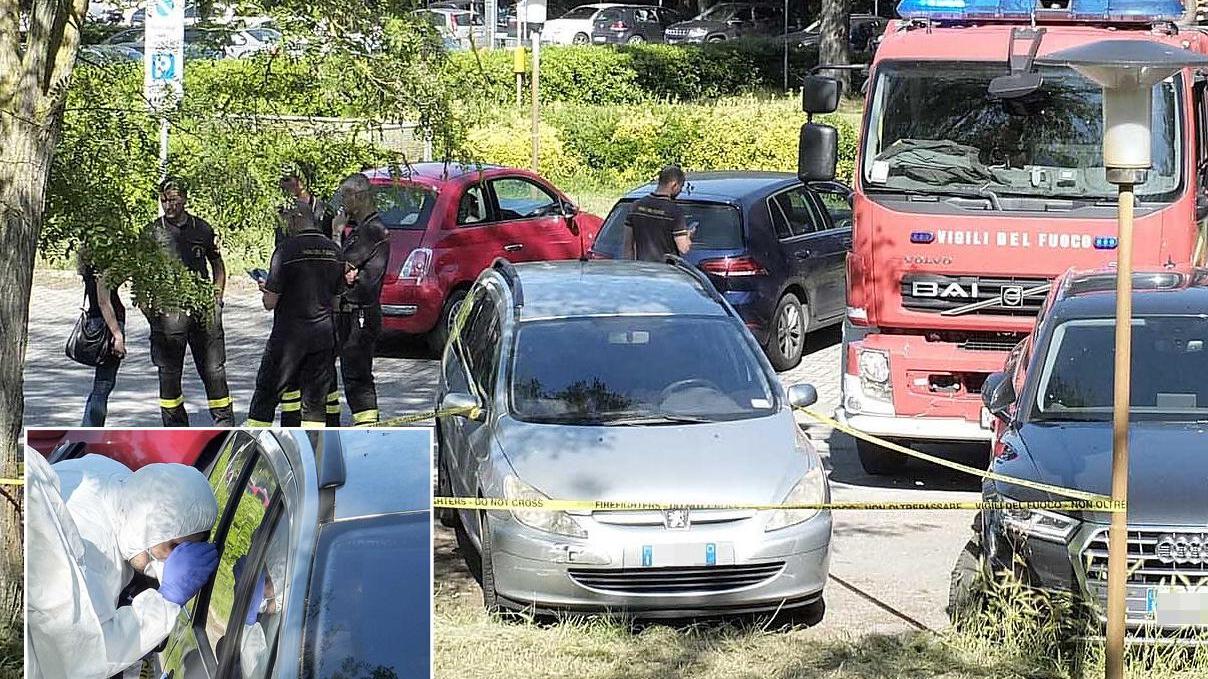 L'auto grigia dove è morta la bambina di 1 anno. Nel dettaglio i rilievi della scientifica (Foto Muzzi)