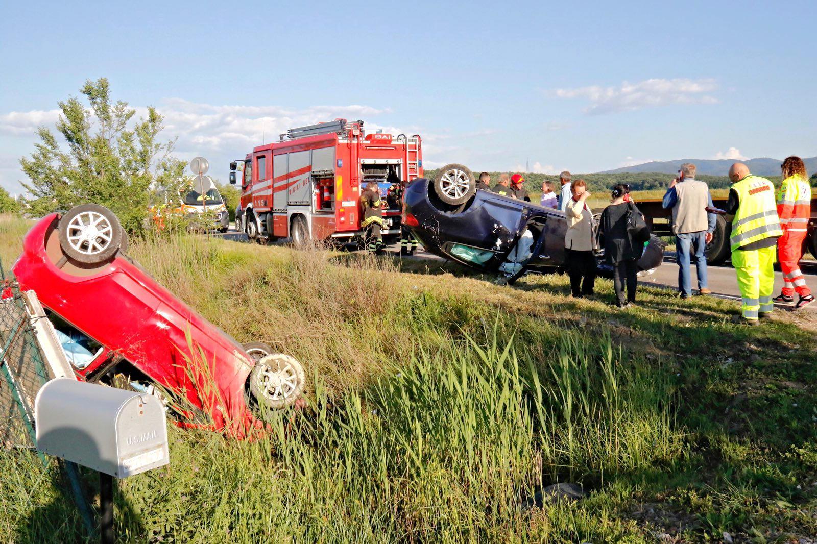 Scontro frontale a Guasticce: le due auto si ribaltano