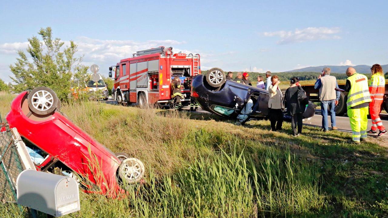 Scontro frontale a Guasticce: le due auto si ribaltano