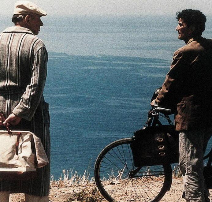 Una scena del film "Il Postino" di Massimo Troisi