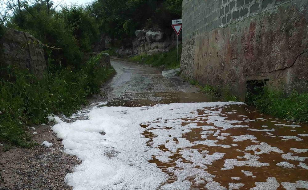 Schiuma nei canali piovani di Carloforte, la denuncia all'Arpas