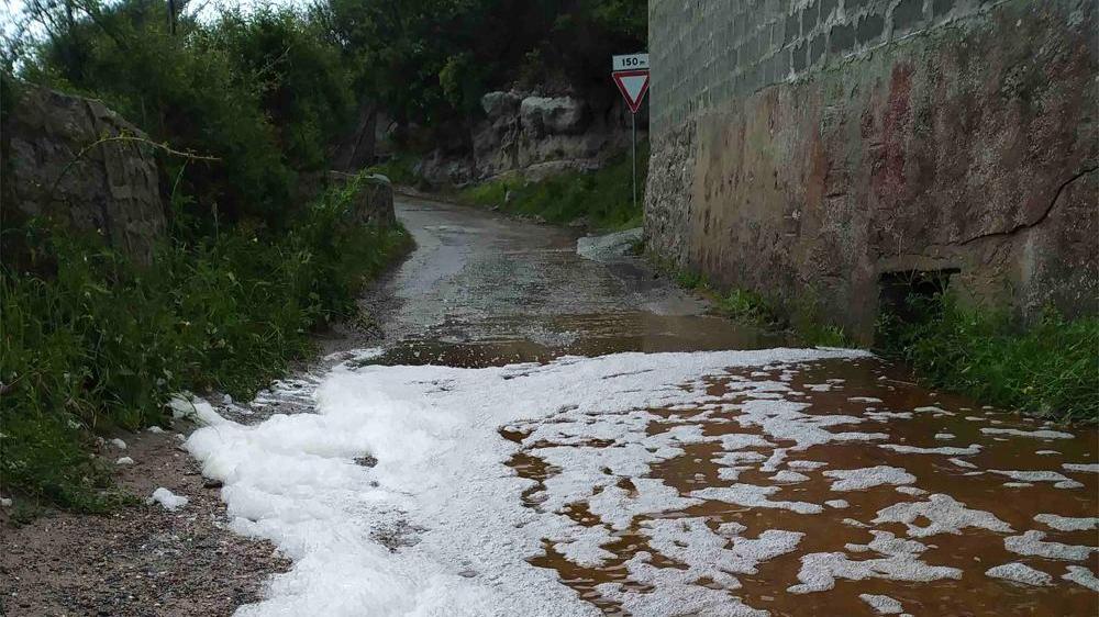 Schiuma nei canali piovani di Carloforte, la denuncia all'Arpas