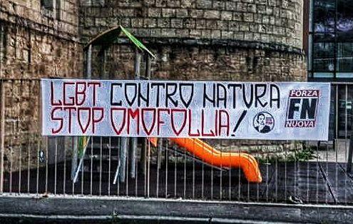 Reggio Emilia e ultra destra, striscione omofobo davanti alla chiesa di Regina Pacis 
