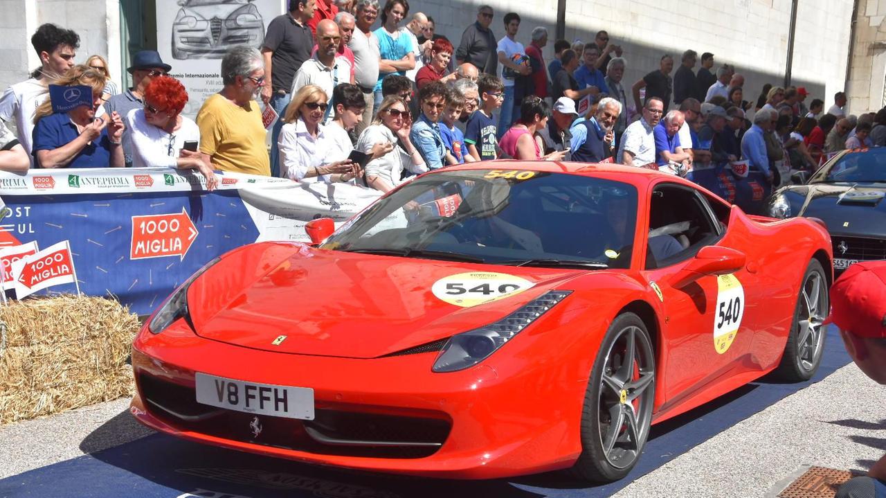 Festa a Pietrasanta per il passaggio della Mille Miglia