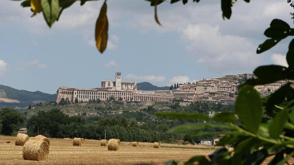 Bimbo investito in gita, un'auto gli schiaccia la gamba