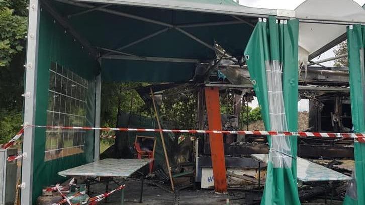 In fiamme nella notte il furgone del chiosco dei panini