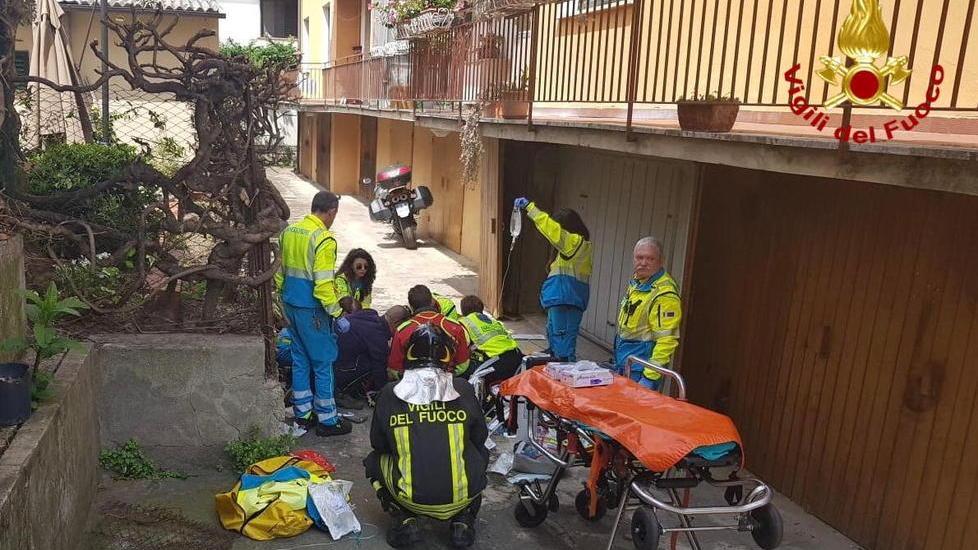 Muore gettandosi dal quarto piano