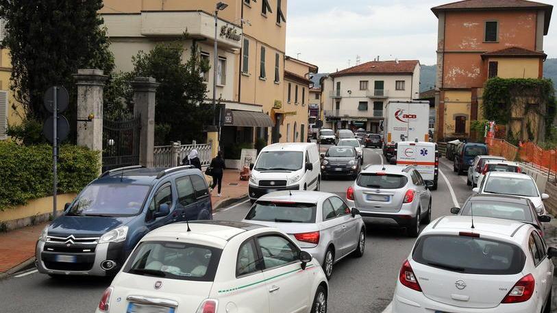 Traffico in tilt a inizio mese a Pieve a Nievole per i lavori di asfaltatura della Regionale 436 (Foto Nucci)