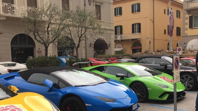 Bolidi in piazza Tanta curiosità tra i passanti