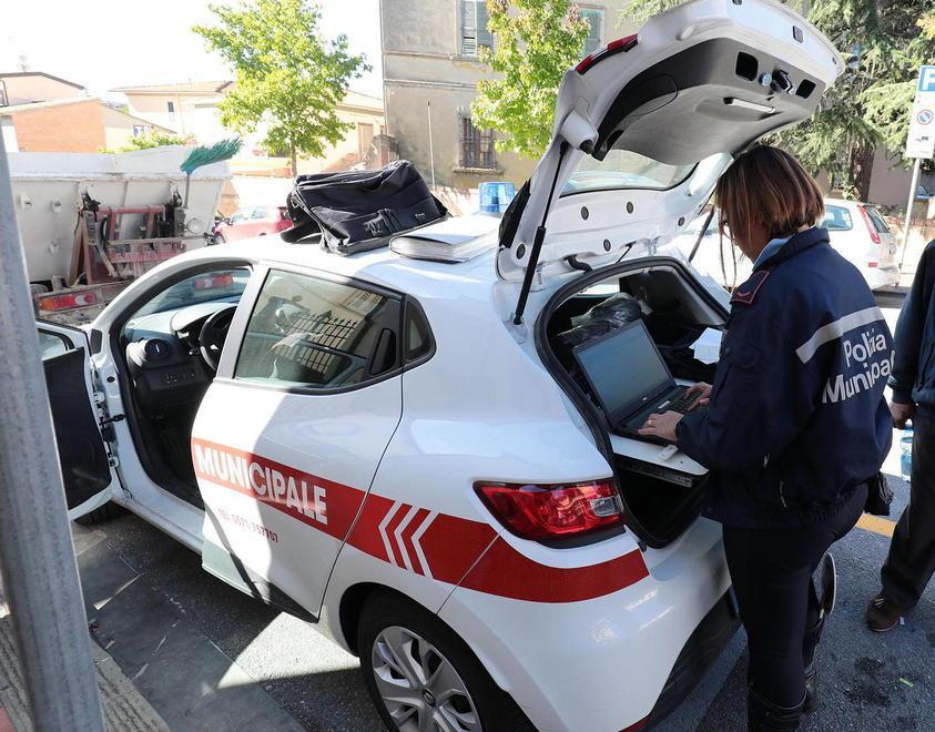 Officina abusiva, scatta denuncia 