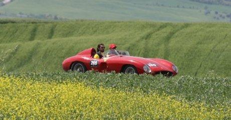 Mille miglia Parata di vip e auto d’epoca 