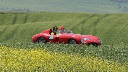 Mille miglia Parata di vip e auto d’epoca