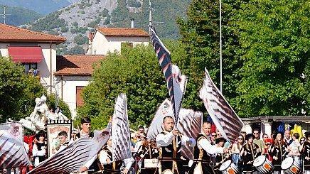 Sbandieratori e musici di tutte le contrade pronti per la sfida