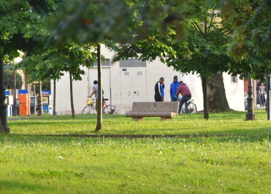 Rissa in piazza D’Azeglio: uomo ferito con un coltello
