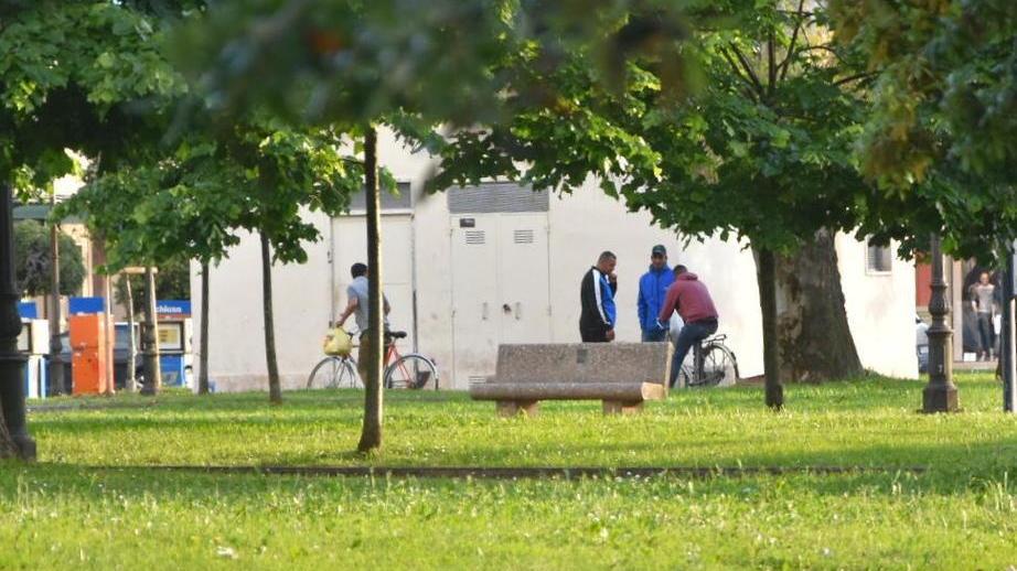 Rissa in piazza D’Azeglio: uomo ferito con un coltello