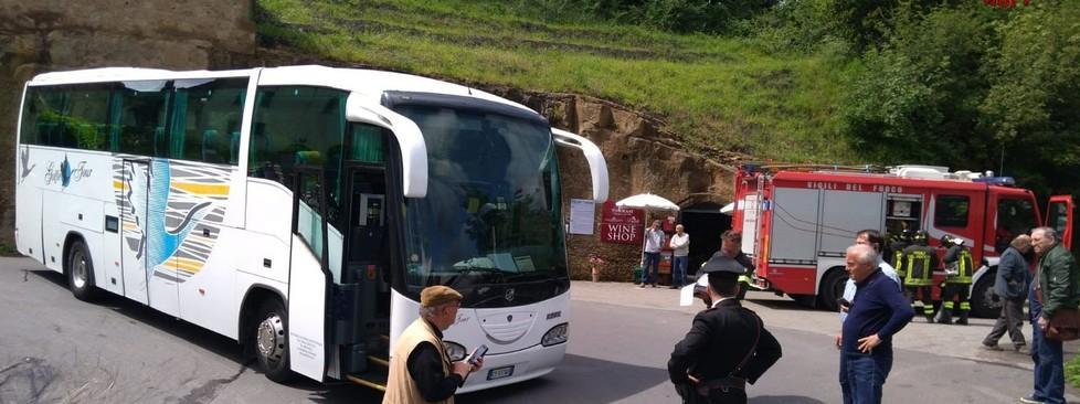 Autobus si incastra su un tornante