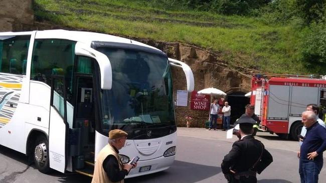 Autobus si incastra su un tornante