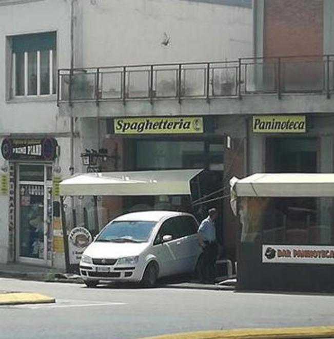 Finisce con l’auto a retromarcia nella paninoteca