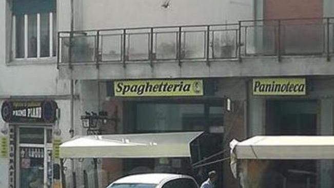 Finisce con l’auto a retromarcia nella paninoteca