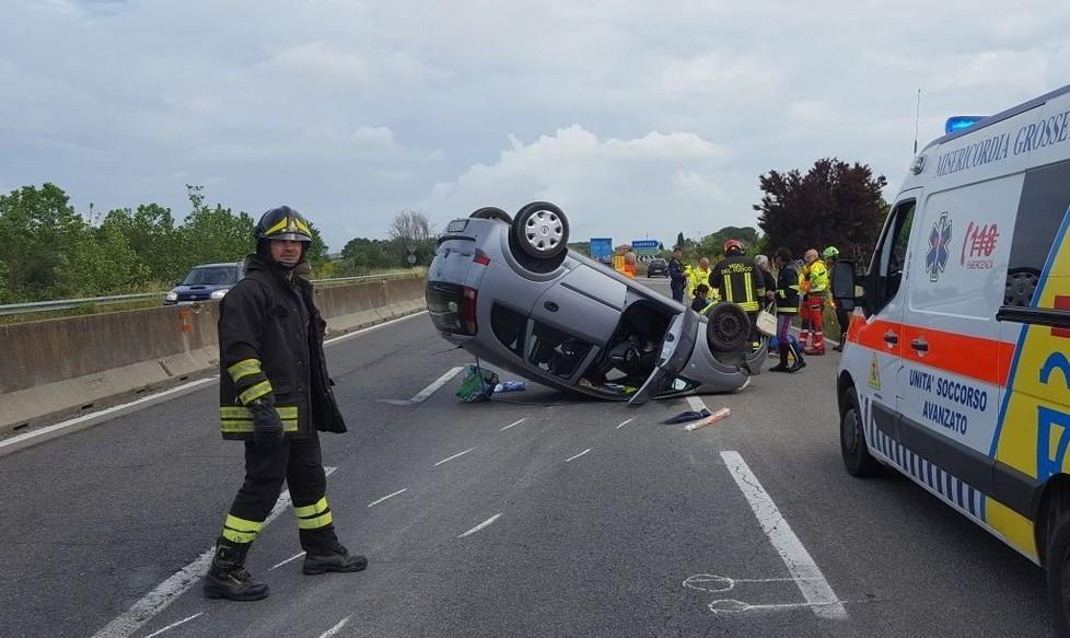 Sbanda e si ribalta: donna ferita 