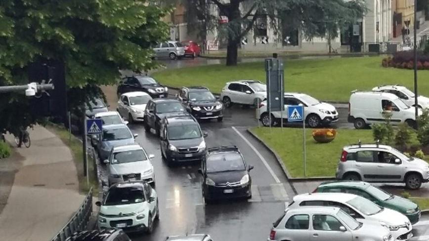 Caos viabilità all’uscita da scuola