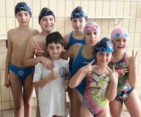 Pioggia di medaglie per i portacolori del Nuoto Club Apuania
