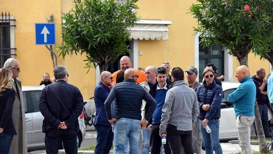 Lacrime e rabbia per l’addio a Luciano