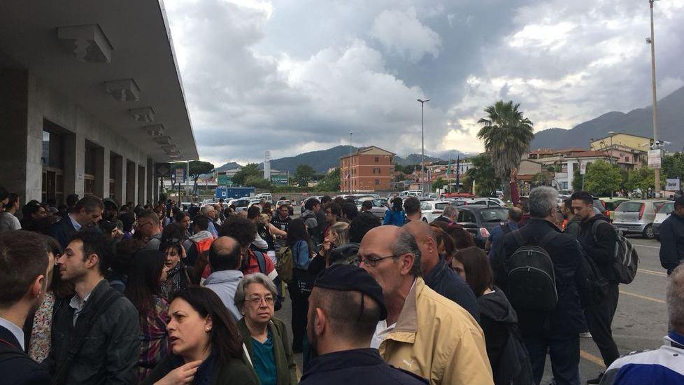 Treni fermi e i bus non arrivano