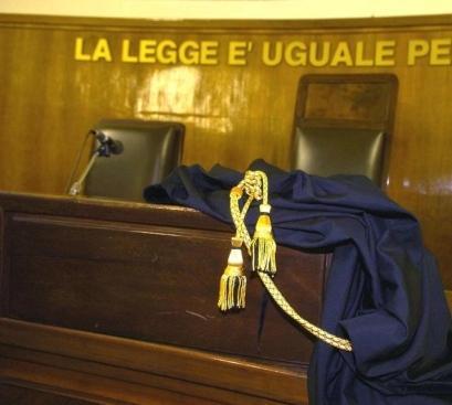 Litiga e colpisce il vicino per la stradella privata 