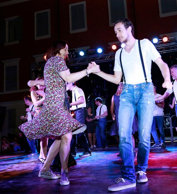 In centro la parata Circateatro Balli in piazza XX Settembre