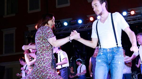 In centro la parata Circateatro Balli in piazza XX Settembre