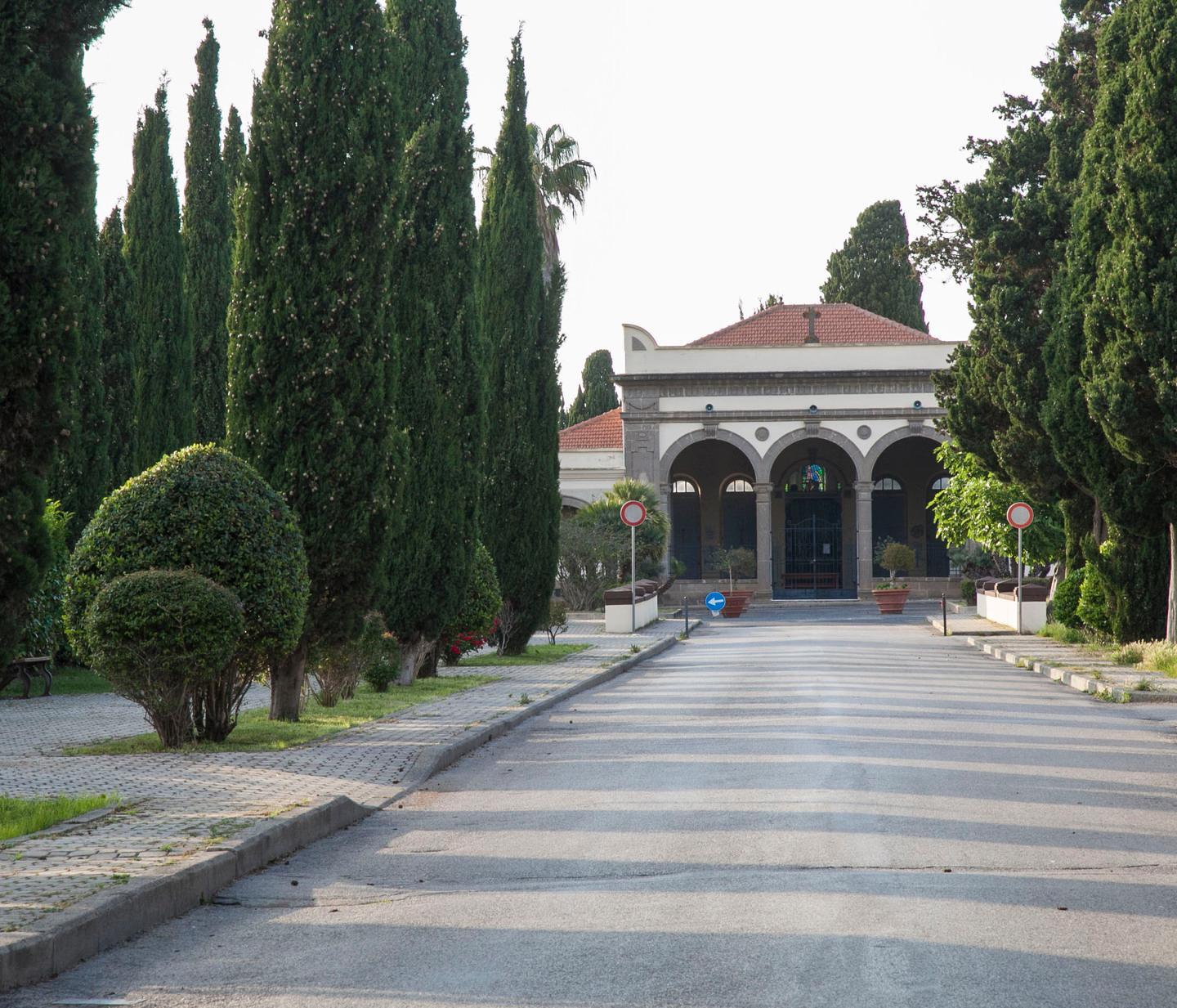 Proteste per il degrado del cimitero 