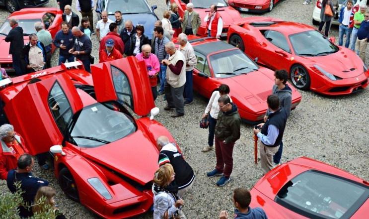 Ritrovo Ferrari con mercatino di oggetti rari