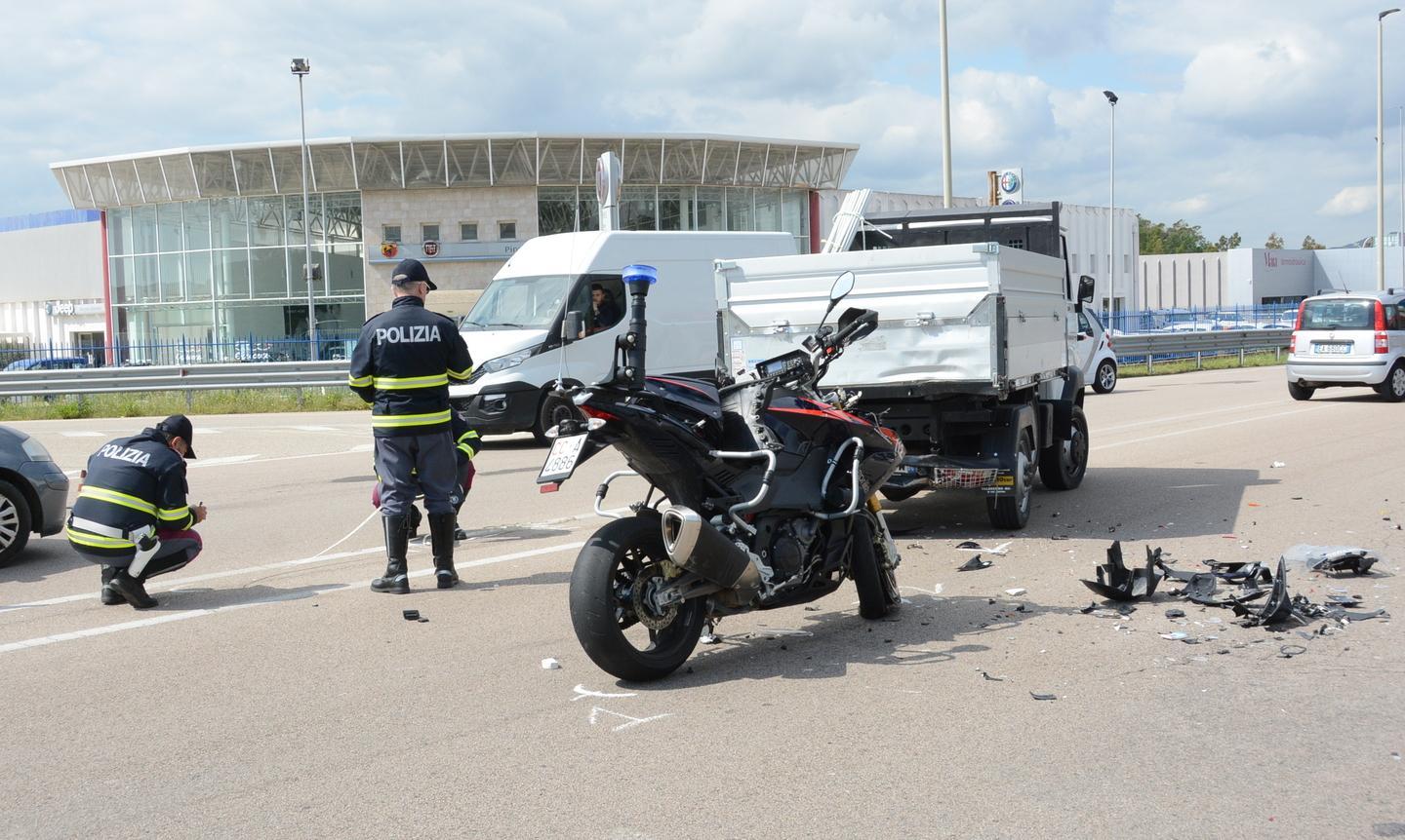 Carabiniere in moto contro furgone