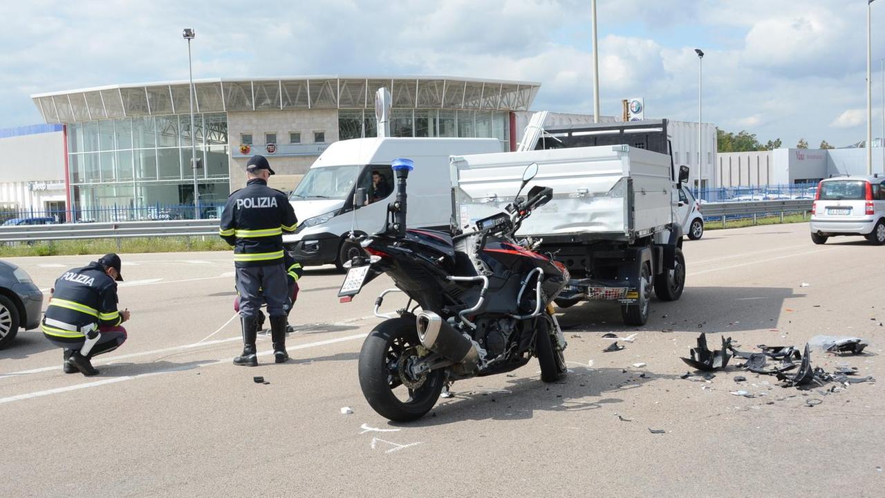 Carabiniere in moto contro furgone